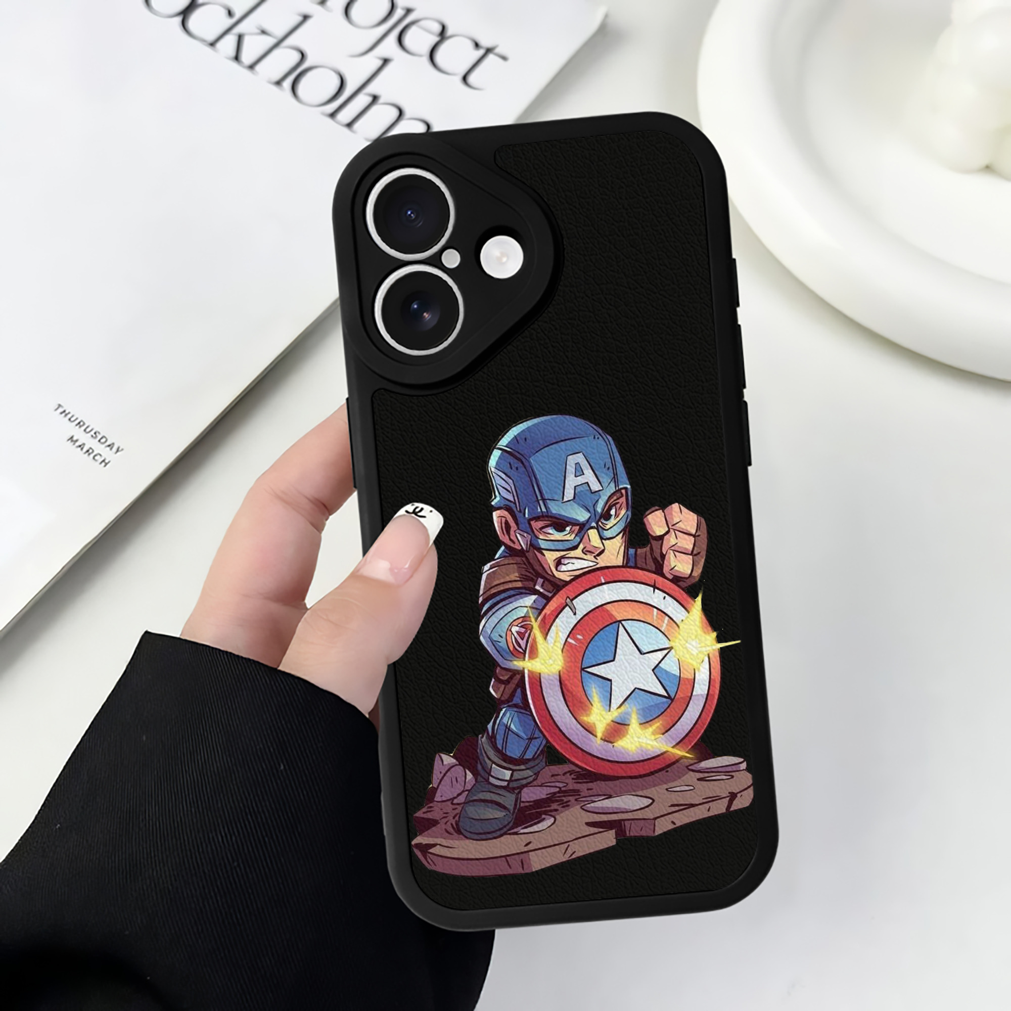 （画像用） アベンジャーズ The Avengers 【iPhone 16シリーズ対応】シリコンスマホケース（レザー調） 材質：シリコン